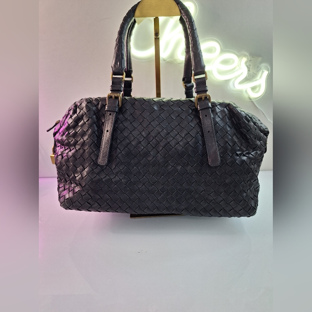 Elegant Black Shoulder Bag with Woven Texture and Rectangular Shape